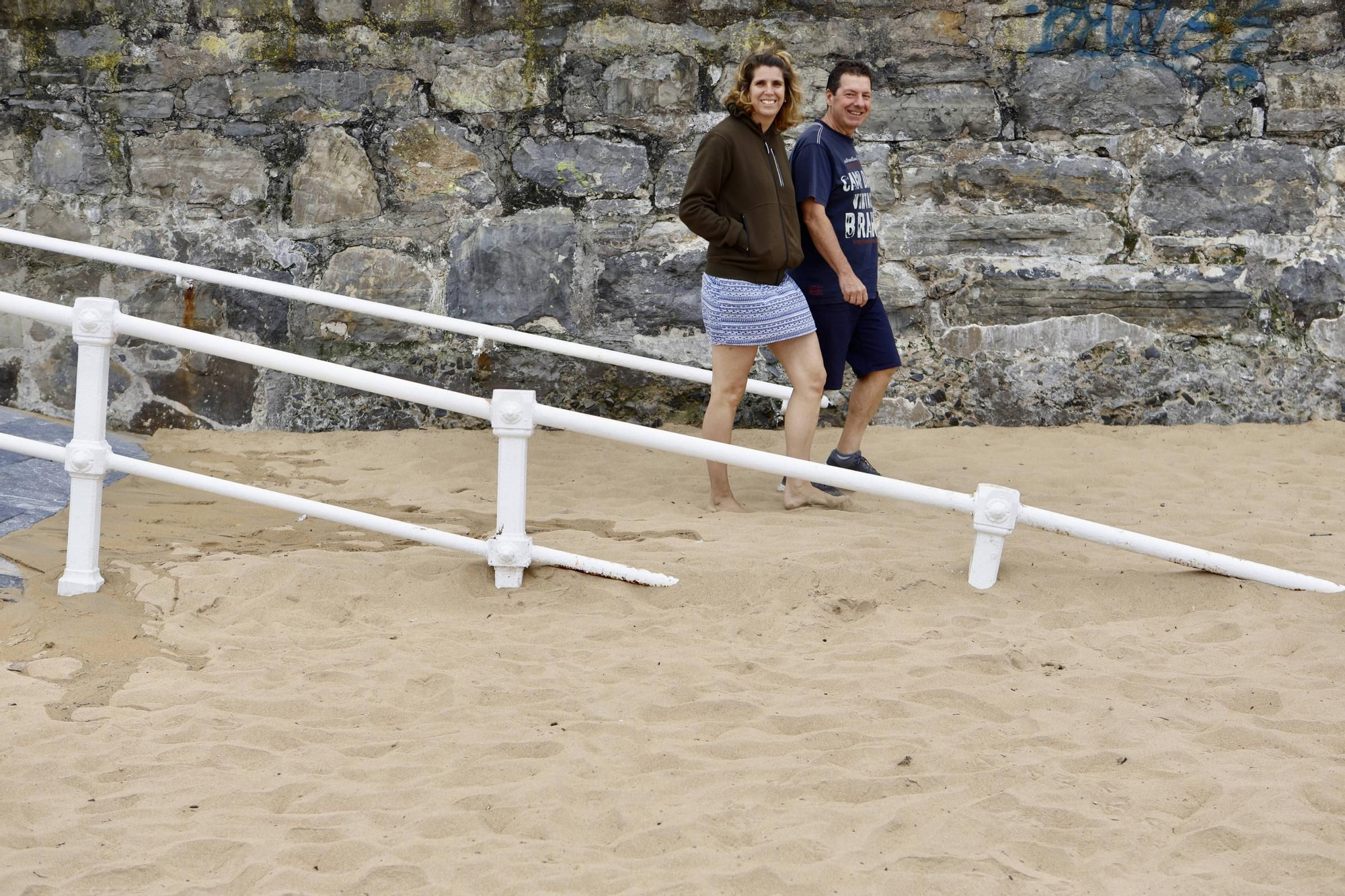Ni la arena ni las medusas... esto es lo que más preocupa a los bañistas de la playa de San Lorenzo en Gijón (en imágenes)