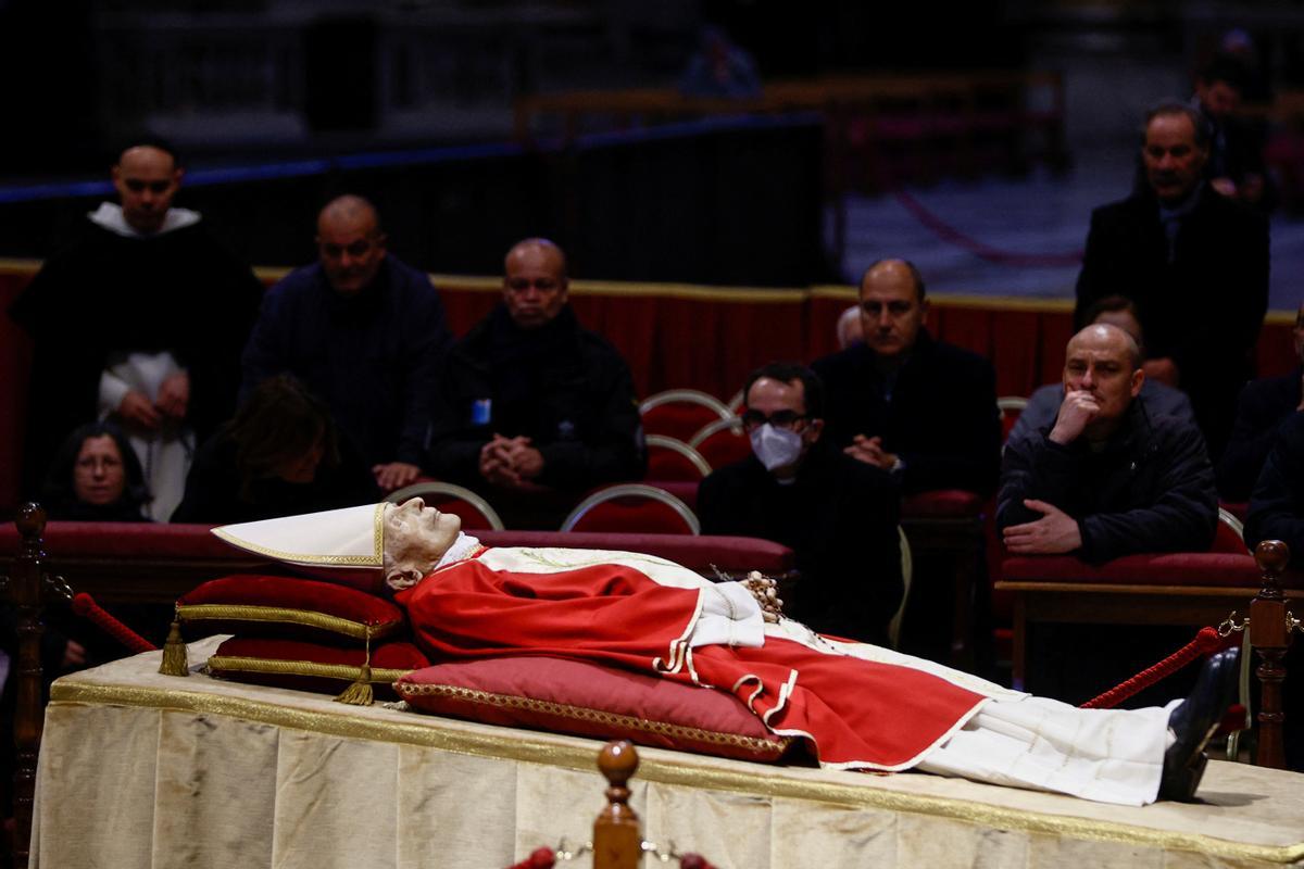 Fieles rinden homenaje al ex Papa Benedicto en la Basílica de San Pedro en el Vaticano.