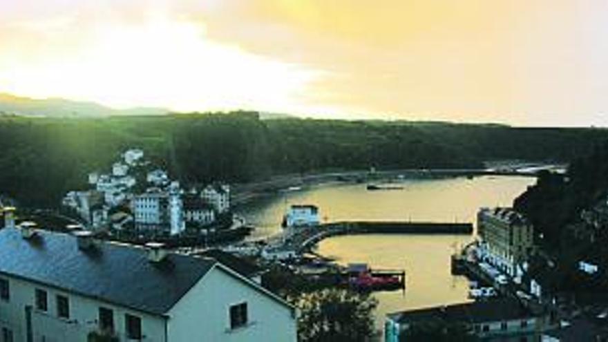 Luarca, vista desde el barrio de Villar, donde se ubicará el Oceanográfico.