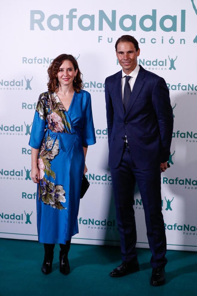 Isabel Díaz Ayuso, con vestido kimono de Zara, y Rafa Nadal