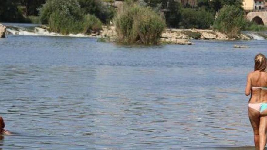 Dos mujeres disfrutan de las aguas del Duero.