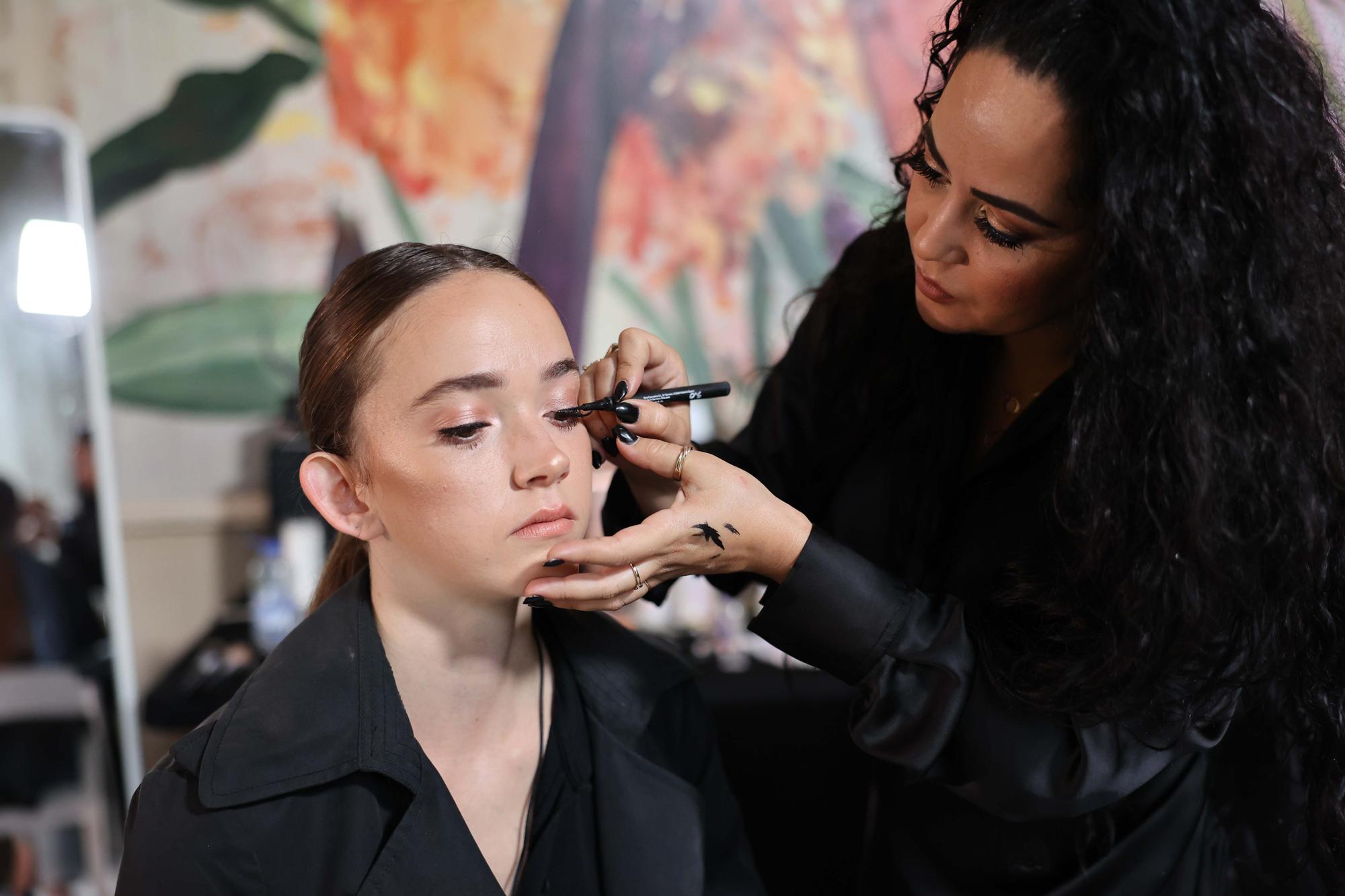 Las modelos se preparan para el desfile de Hannibal Laguna.