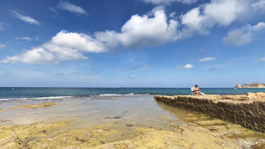 Rescatan a una mujer de 84 años que se estaba ahogando en una playa de Xàbia