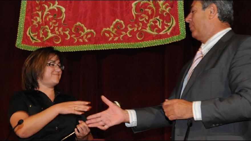 Gladys Acuña recibe la felicitación del ya ex alcalde José Francisco Reyes.