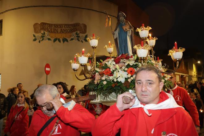 El grupo San Agustín y San Marcos de Castelló festeja a Sant Antoni con una misa, música, procesión y 'correfocs'