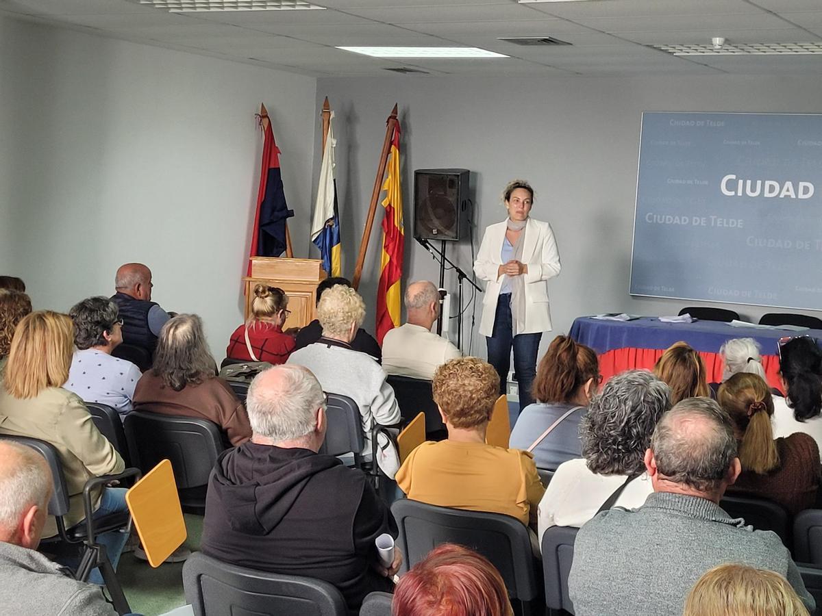 La edil de empleo da la bienvenida a los 104 trabajadores.