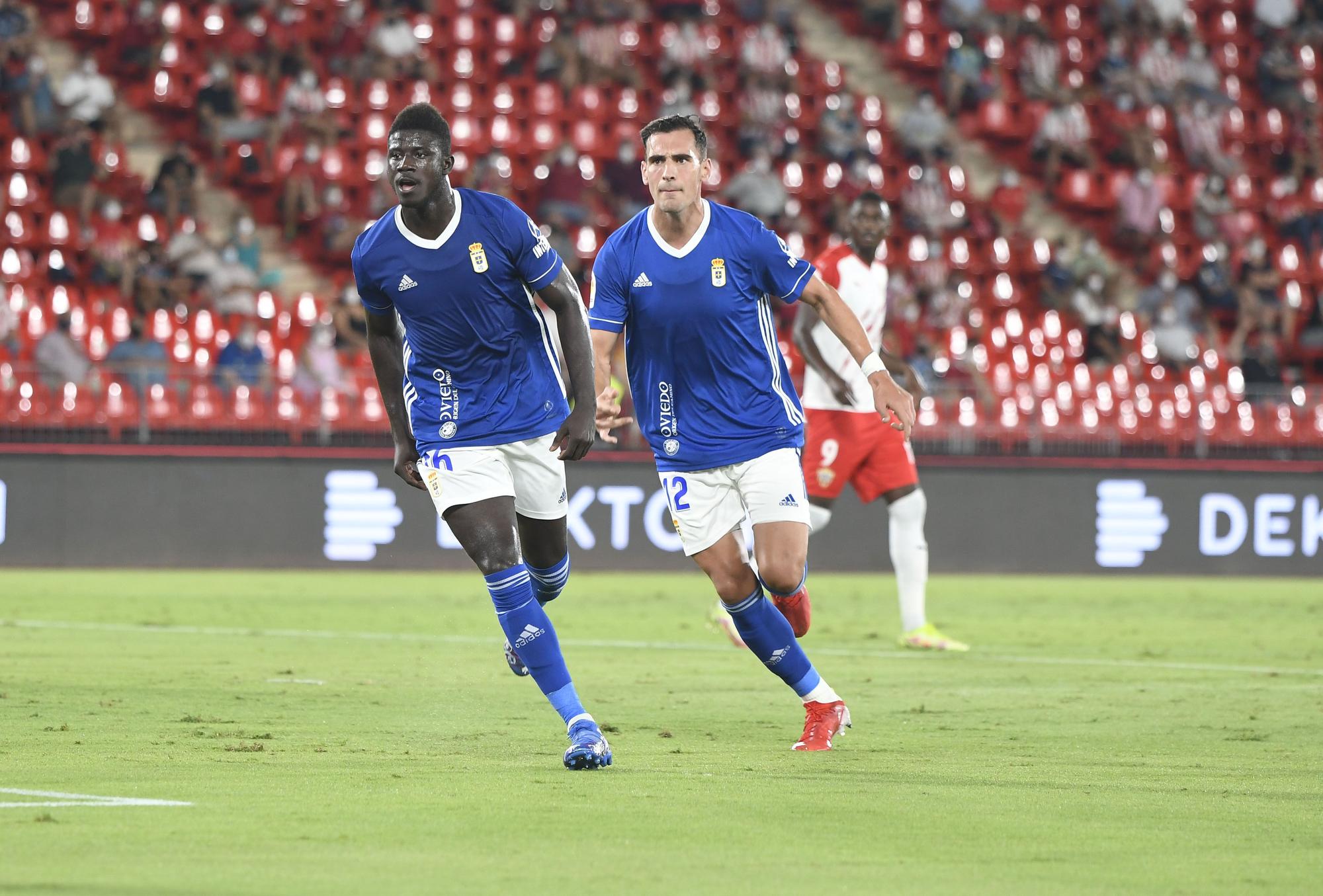 El partido entre el Almería y el Real Oviedo, en imágenes