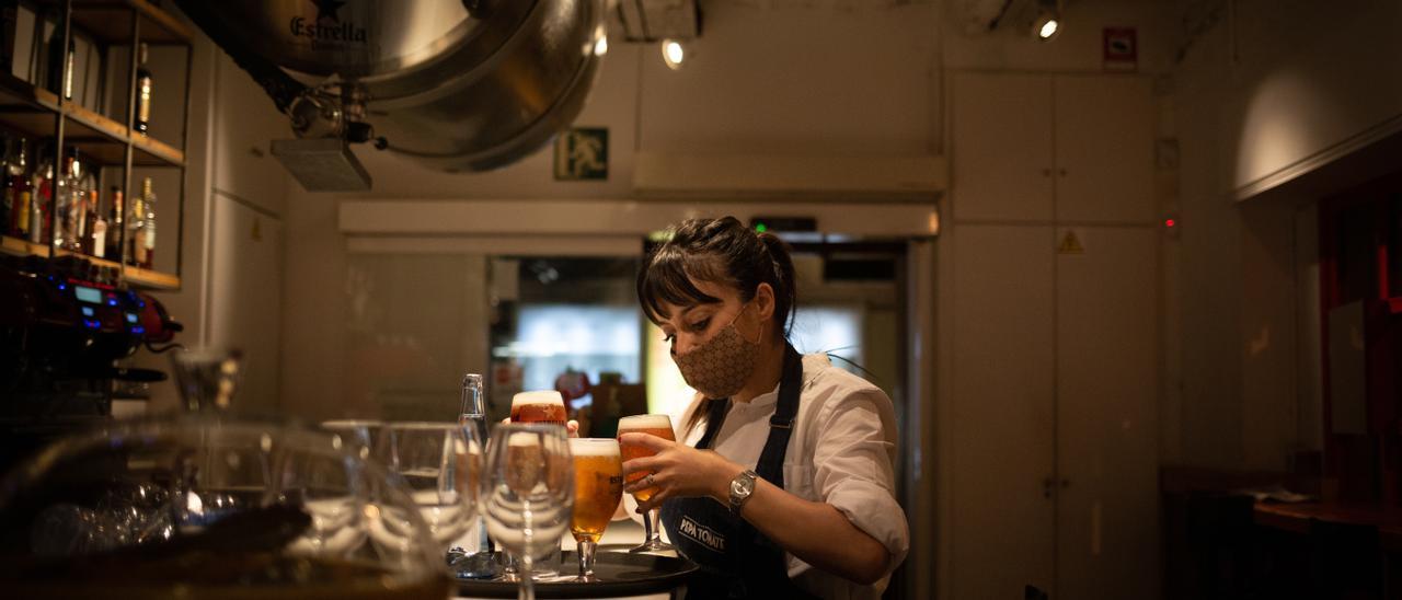 Una camarera trabajando en un bar. // David Zorrakino