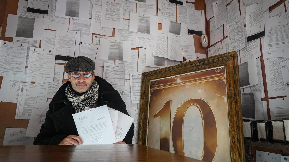 Vídeo | El Silencio celebra diez años en Badajoz empapelando el local con sus 596 denuncias