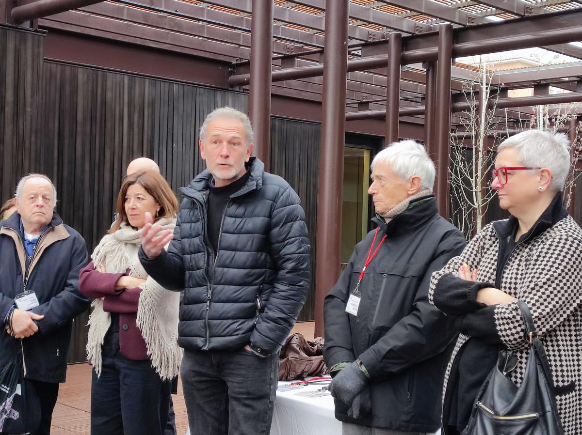 Toni Espinalt va fer les explicacions en la visita a l'edifici d'Ampans al barri de La Parada