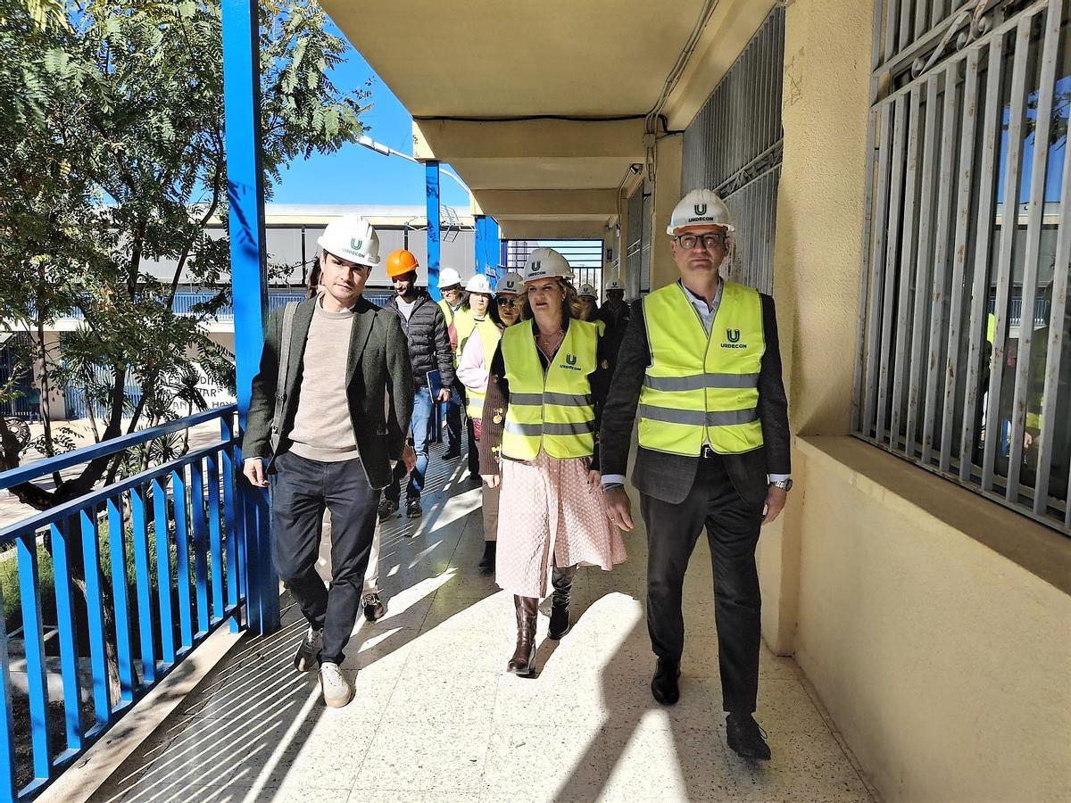 El consejero Víctor Marín, junto con la alcaldesa de Alcantarilla, Paqui Terol, visita las obras del IES Sanje.