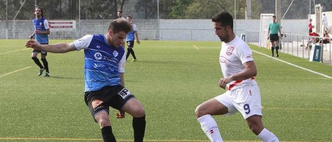 Un lance del partido entre el Velle y Ourense CF. // Jesús Regal