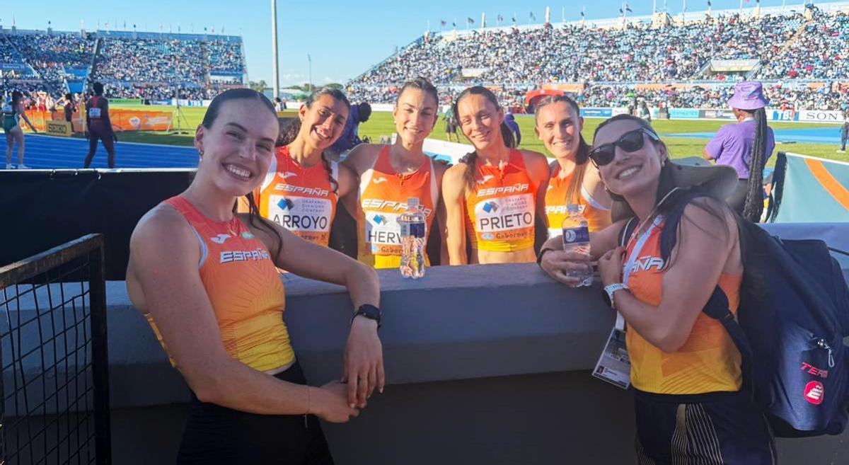 Carmen Avilés, primera izquierda, junto a Rocío Arroyo, Blanca Hervás, Ana Prieto, Paula Sevilla y Eva Santidrián.