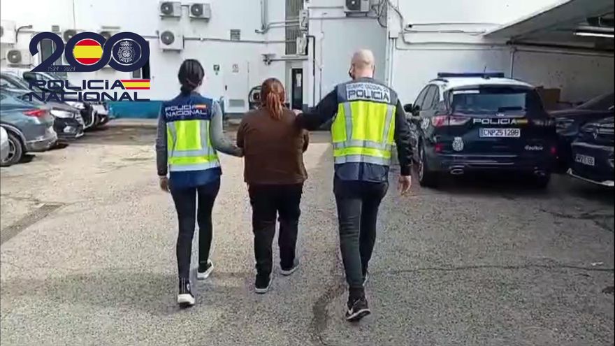 Una mujer manosea al dueño de un salón de juego de Castelló y le pega tanto a él, como a la policía