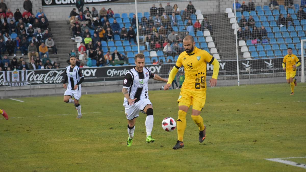 Espín, con el balón, en un Badajoz-Villanovense.