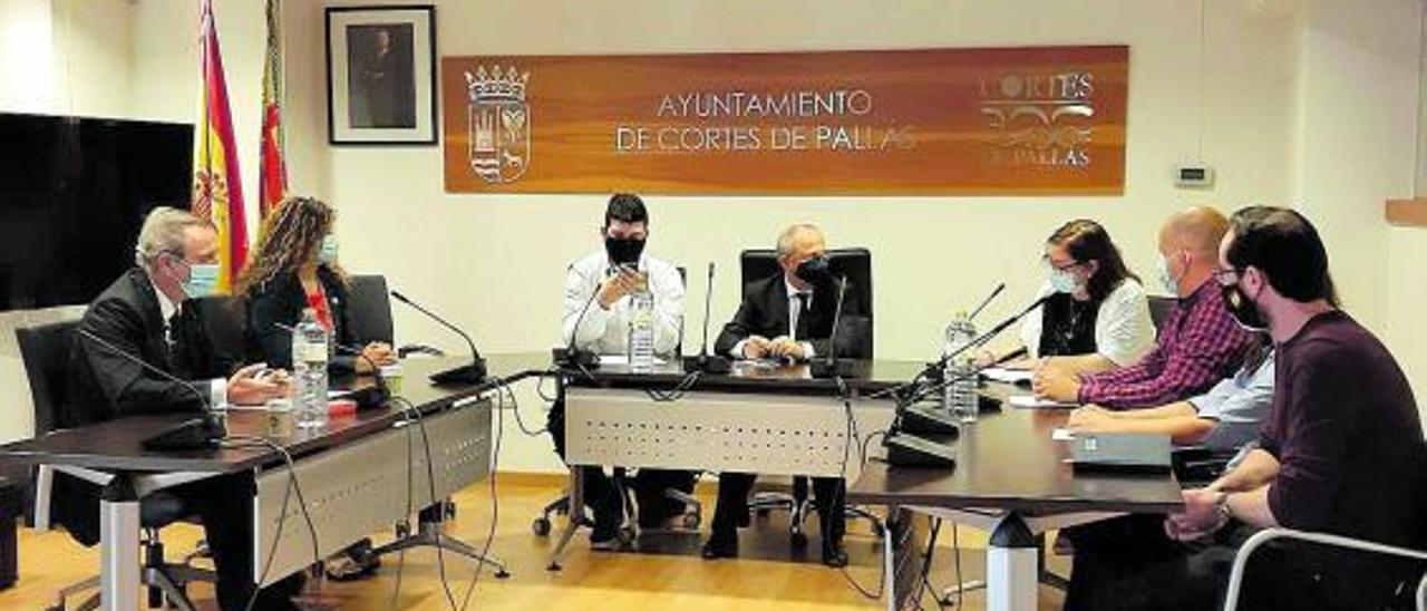 Pleno de Cortes de Pallás en el que dos tránsfugas y el PP desalojaron al PSPV del gobierno.  | LEVANTE-EMV