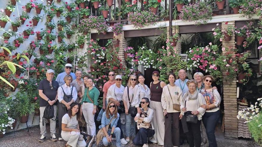 Un grupo pacientes con cáncer visitan los Patios de Córdoba: 