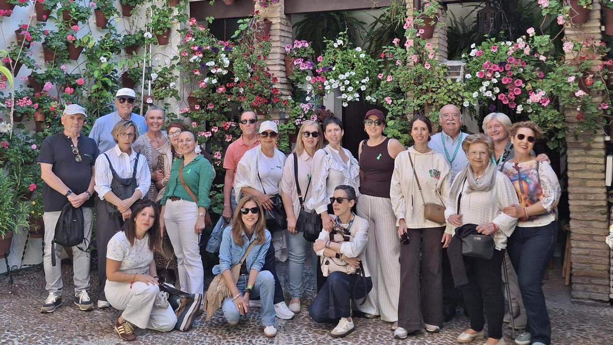 Pacientes oncológicos visitan los Patios de Córdoba.