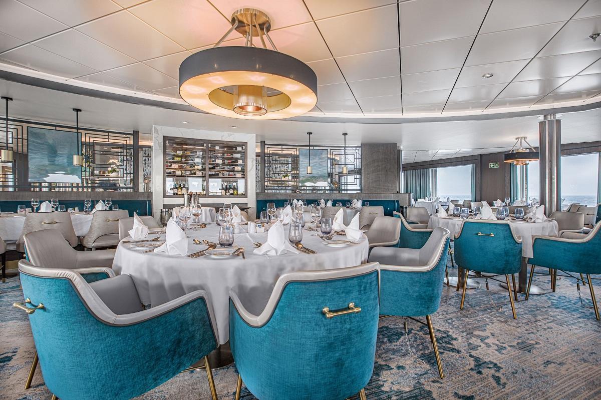 El restaurante principal del primer barco de Alma Cruceros.