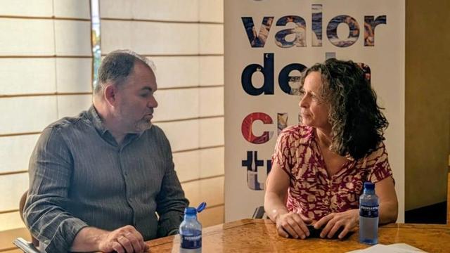 Carlos Paniceres y Marta Fernández, reunidos en la sede cameral.   | CÁMARA DE COMERCIO DE OVIEDO