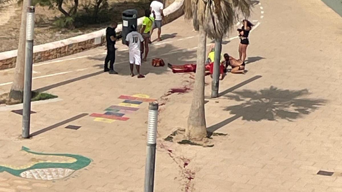 El hombre tendido en el suelo tras ser apuñalado.