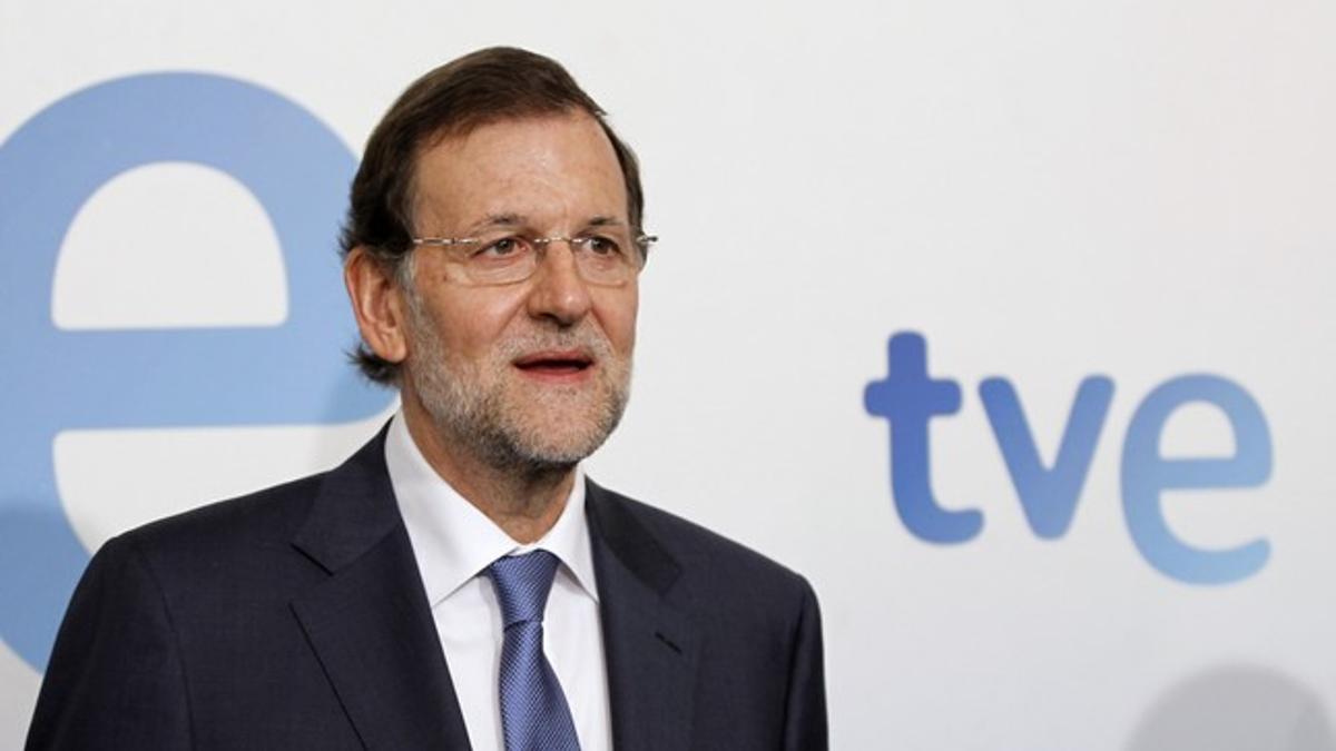 El presidente del Gobierno, Mariano Rajoy, antes del inicio de la entrevista, en los estudios de TVE.