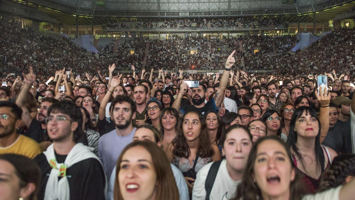BARCELONA. 08.10.2022 El público durante el último concierto de IZAL en el Palau Sant Jordi en su gira de despedida. FOTO FERRAN SENDRA