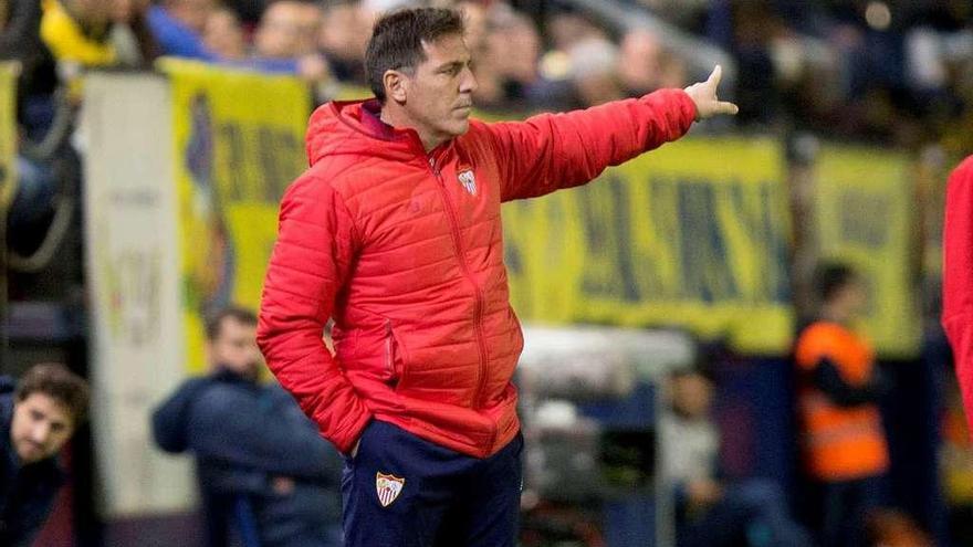 Berizzo da instrucciones en el partido en El Madrigal. // Doménech Castelló