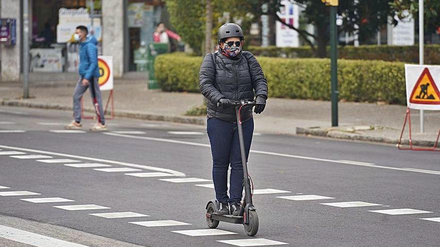 Una persona amb patinet elèctric per Girona, foto d&#039;arxiu.