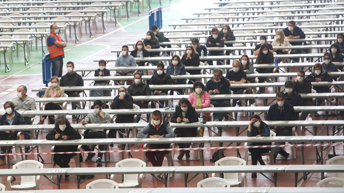 Opositores realizando una prueba.