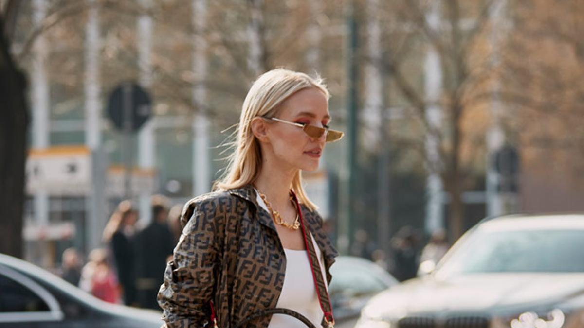 Look de otoño visto en el el 'street style' de Milán para vestir bien en otoño con 18 grados