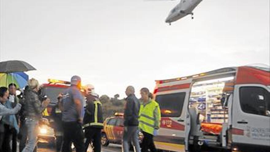 12 heridos al colisionar un autobús y un camión en la AP-7 en Benicàssim