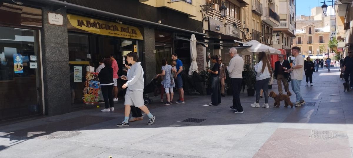 Colas para comprar las últimas barras de pan en Elche tras el gran apagón