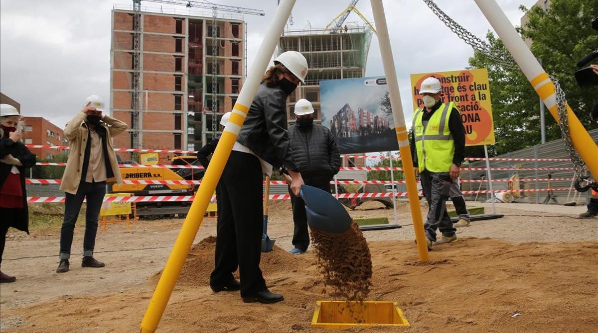 BARCELONA 14 05 2021  Barcelona   Colau posa primera pedra d una promocio a la Marina del Prat Vermell i fa balanc de l obra publica en habitatge de l  ajuntament         FOTO de RICARD CUGAT