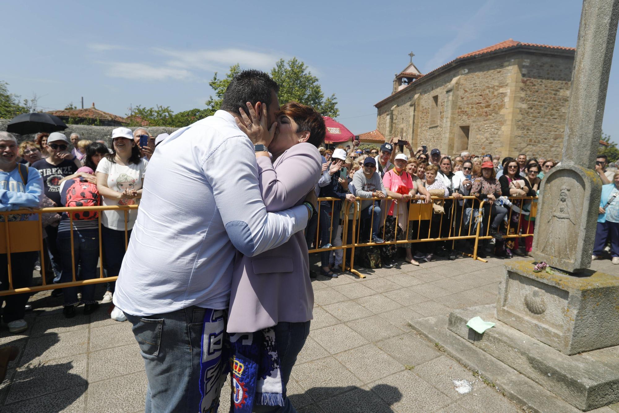 En imágenes: Tradicional rito del beso en la ermita de La Luz de Avilés