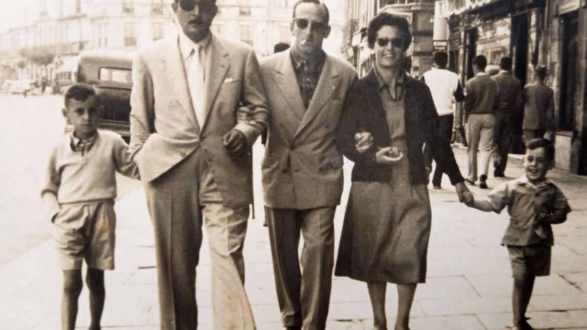 Ángela, con su marido, dos de sus hijos y un amigo, de paseo por los Cantones.  