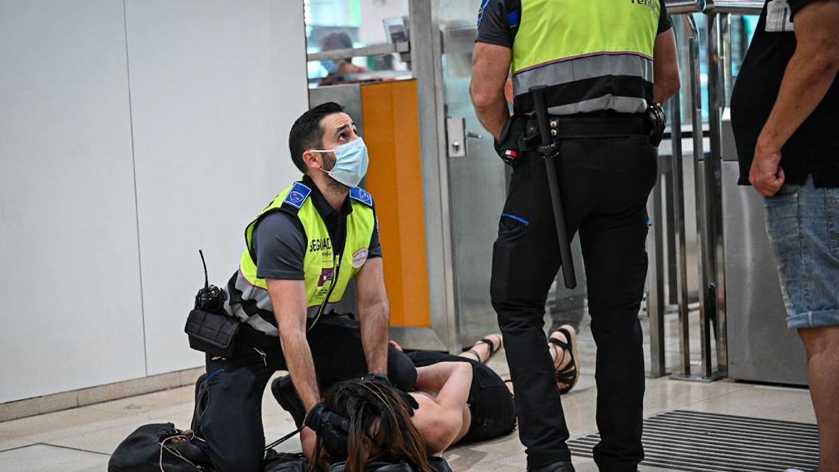 Agentes de seguridad inmovilizan a una pasajera que protagonizó un altercado en Sants.