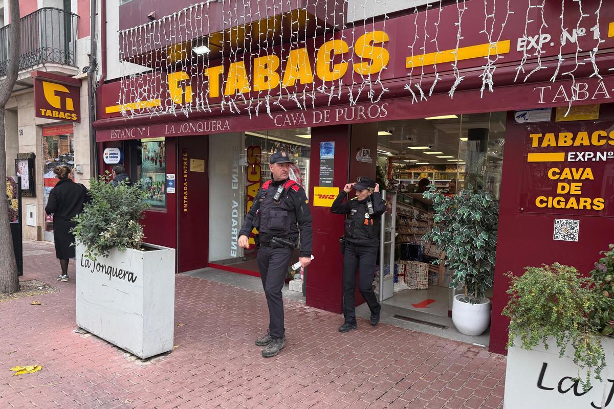 La policia surt d'un establiment del centre de la Jonquera