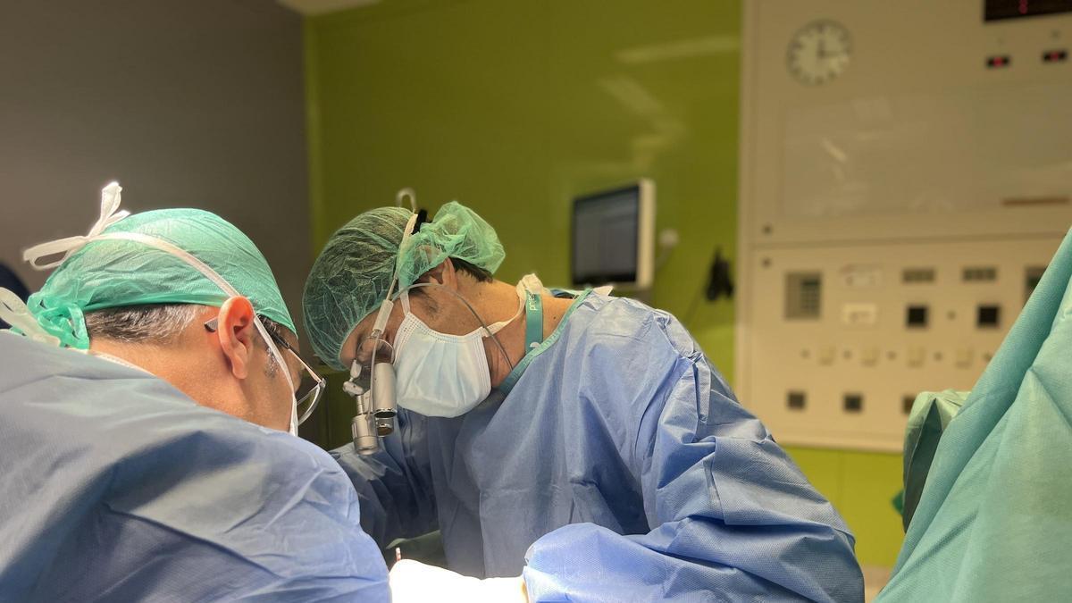 El doctor Alejandro Liñán durante una cirugía de Enfermedad de Sudeck en el Hospital Quirónsalud Sagrado Corazón