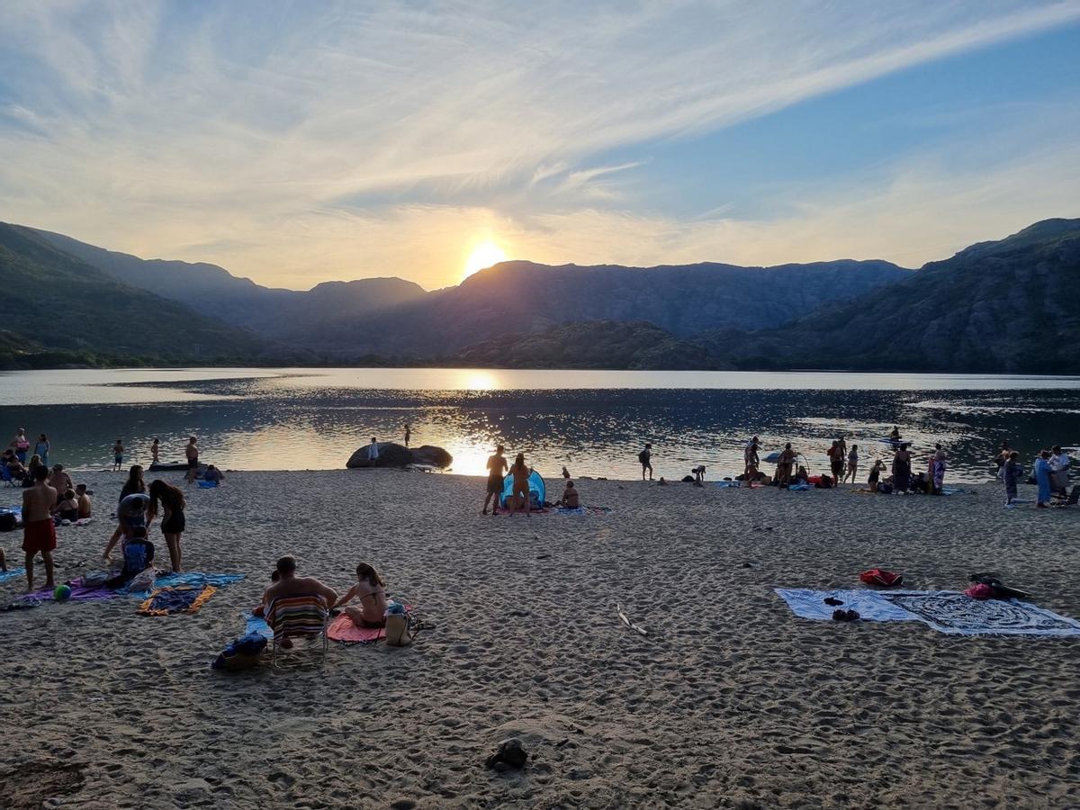 Mojón de separación entre la sierra de Porto y Barjacoba y playa Viquiella del Lago de Sanabria. |