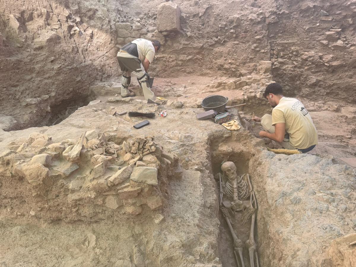 Excavación arqueológica en la casa donde se ha hallado una necrópolis y la tumba de una niña.