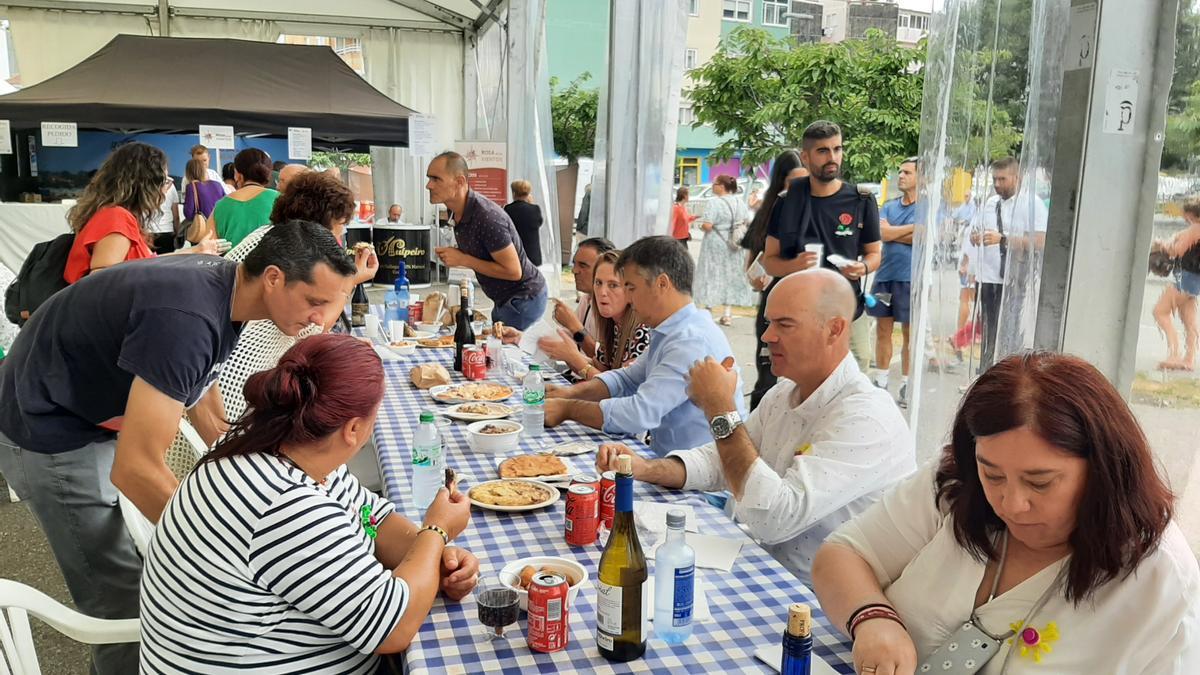 La mesa con los responsables políticos y organizadores después del pregón.