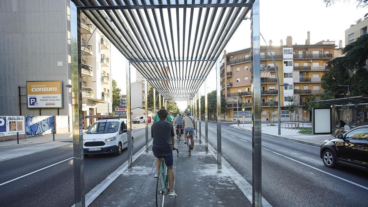 El carril bici a l'avinguda dels Països Catalans.