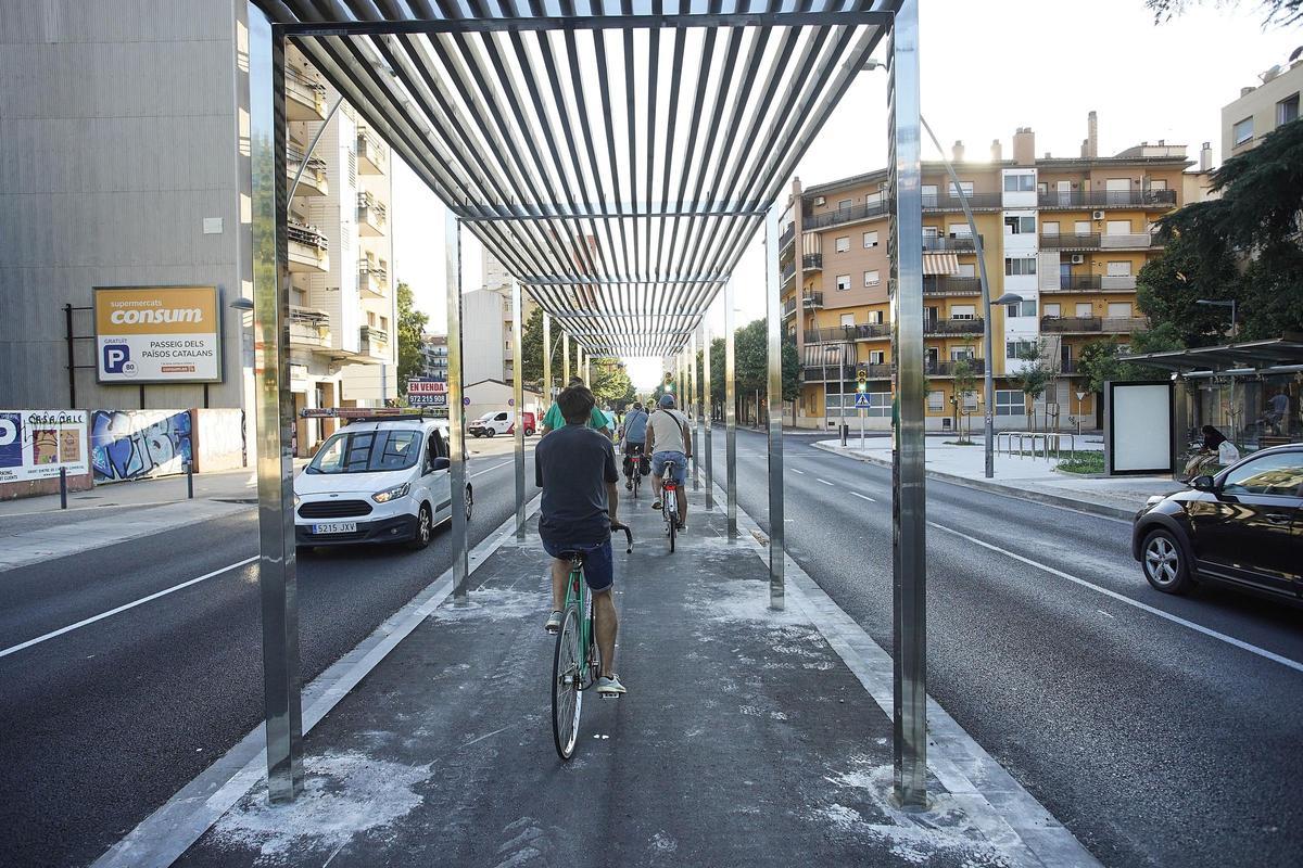 El carril bici a l'avinguda dels Països Catalans.