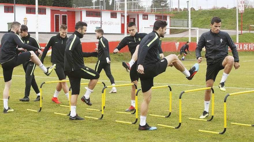 La plantilla del Sporting realiza un ejercicio durante el entrenamiento de ayer.