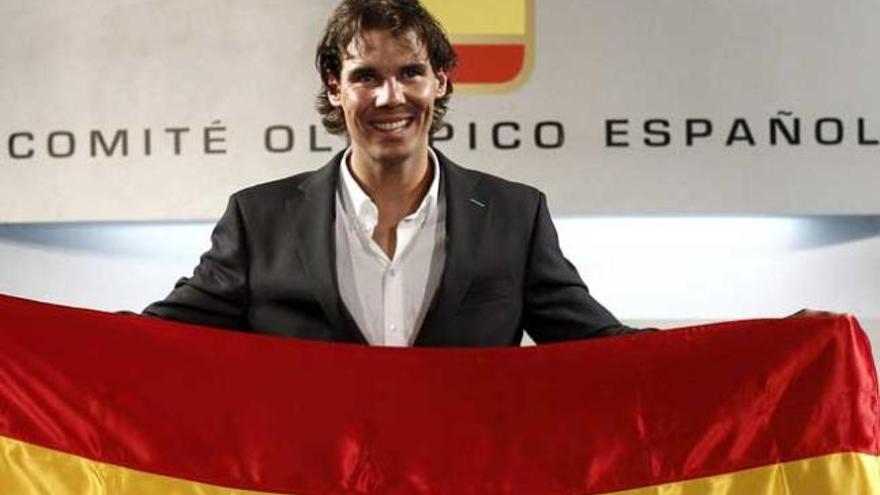 Rafa Nadal recibe la bandera que portará en Londres 2012