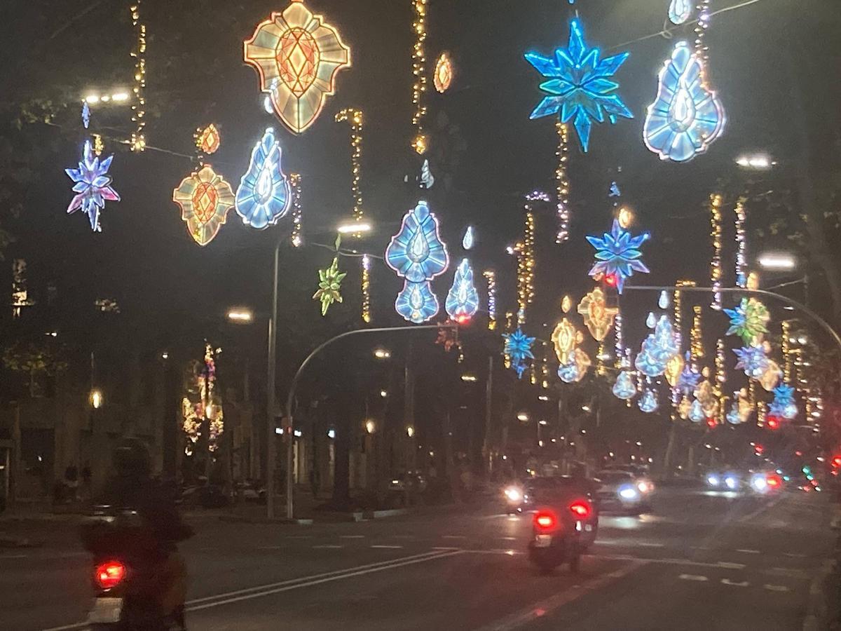 La nueva decoración de Navidad de la avenida Diagonal, encendida a modo de prueba estos últimos días en Barcelona.