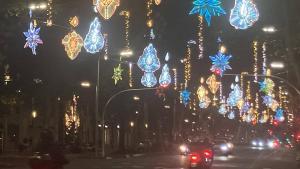 La nueva decoración de Navidad de la avenida Diagonal, encendida a modo de prueba estos últimos días en Barcelona.