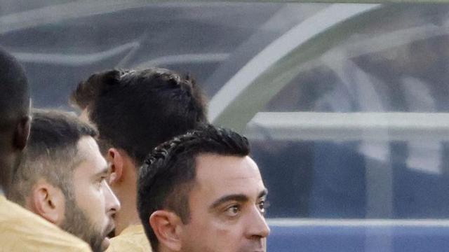 Xavi, parlant amb els jugadors. | EFE/ADAM DAVIS
