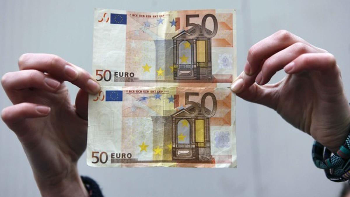 La retirada de billetes de 50 euros deteriorados busca reducir fraudes y falsificaciones.